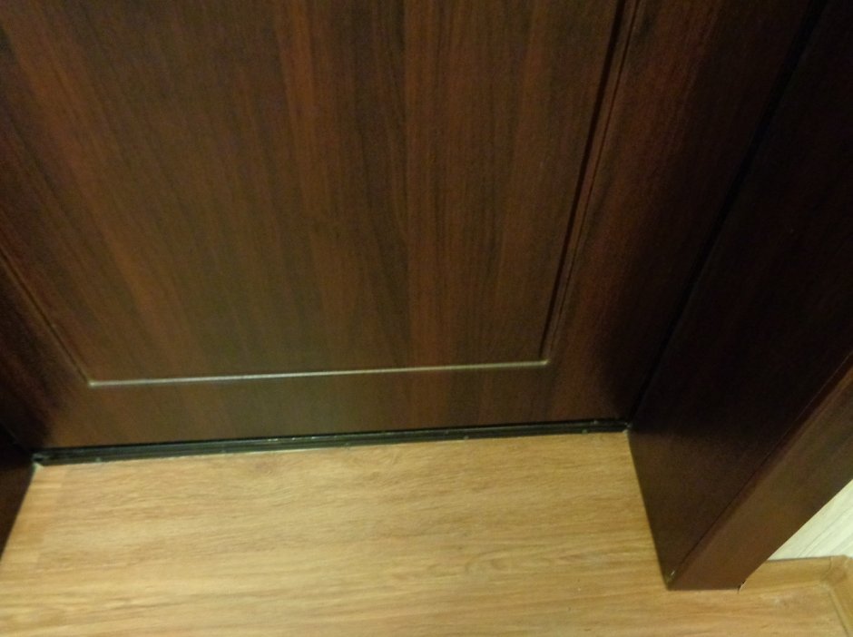 Отделка откосов дверей ламинатом