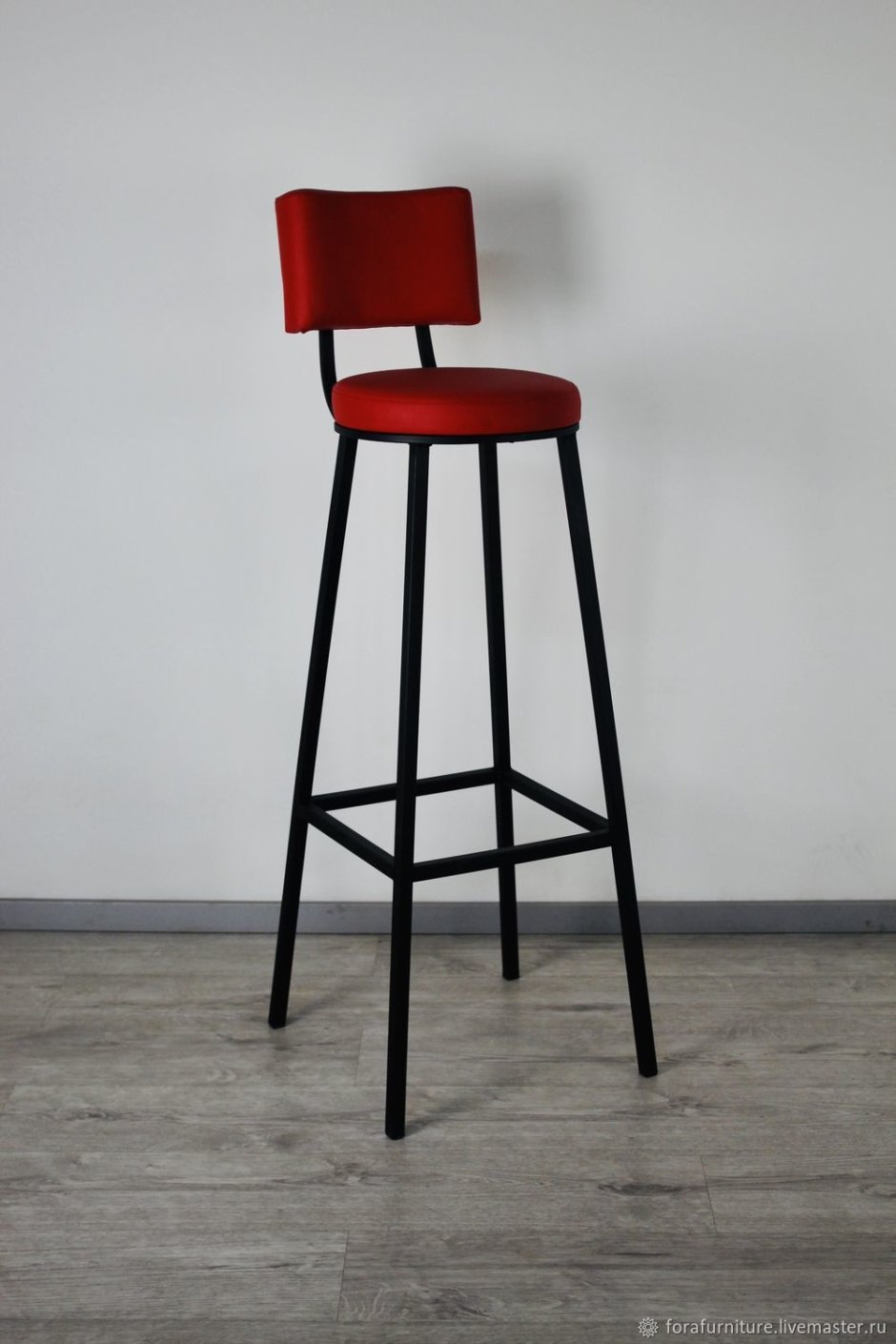 Красный барный стул лофт