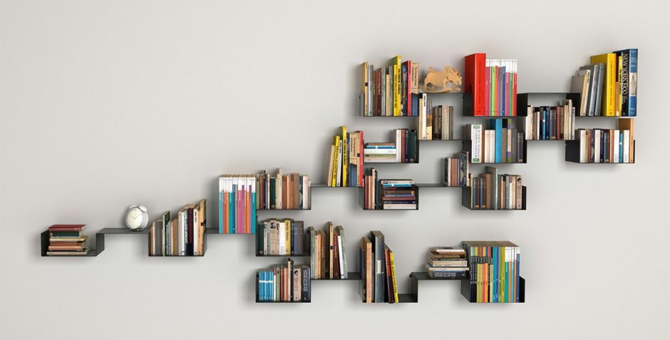 Книжная полка с книгами
