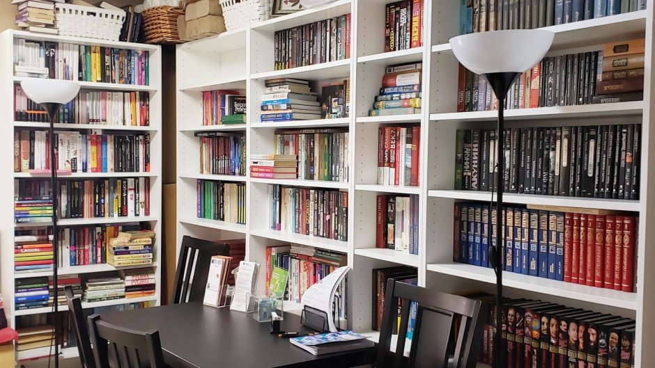 Открытые книжные полки на стену
