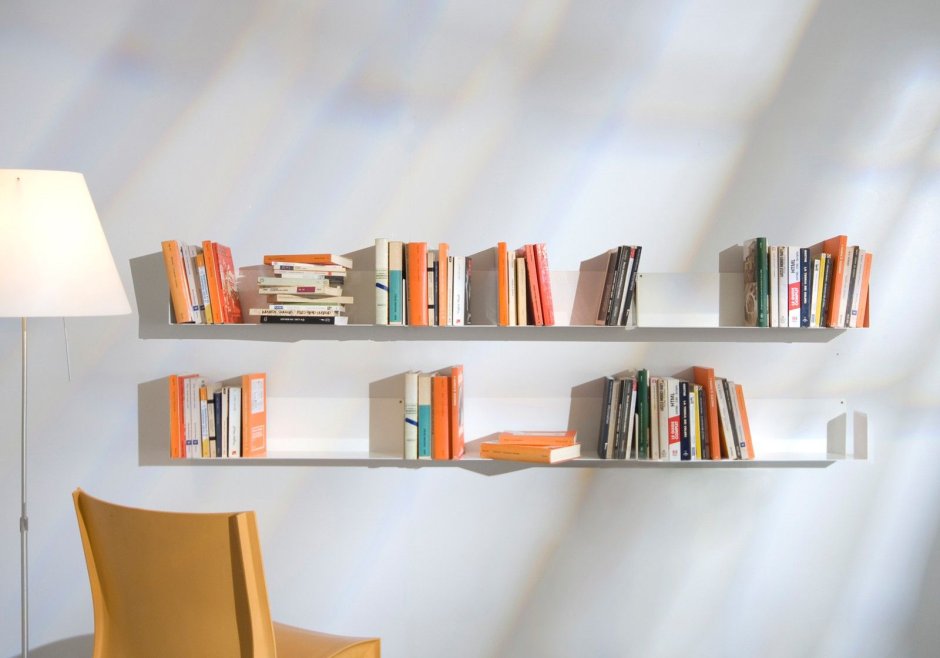 Обои с книжными полками в интерьере