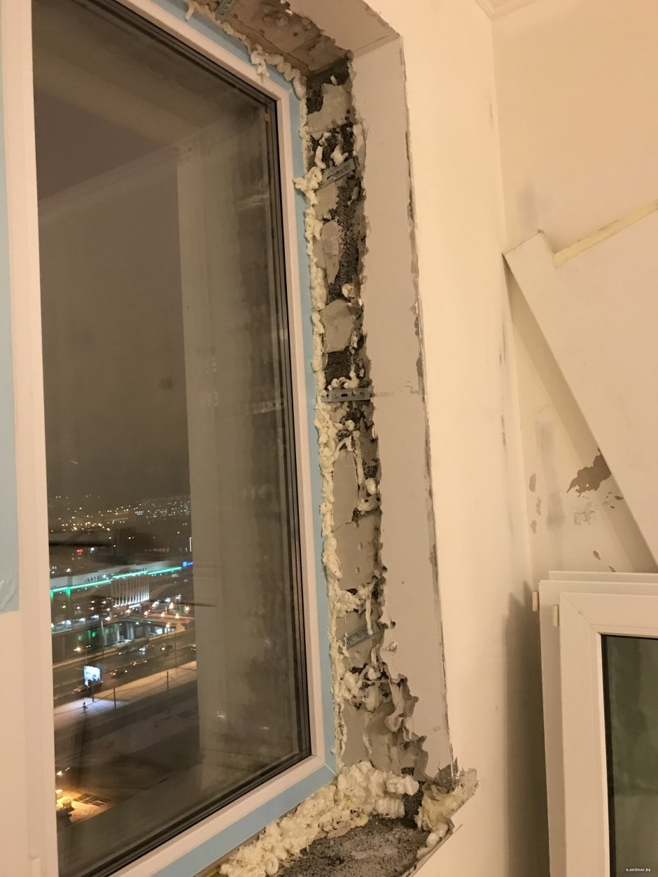 Окно без отделки откосов