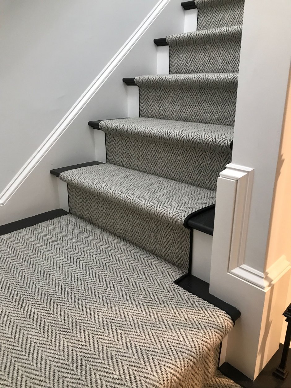 Черный ковролин на лестнице