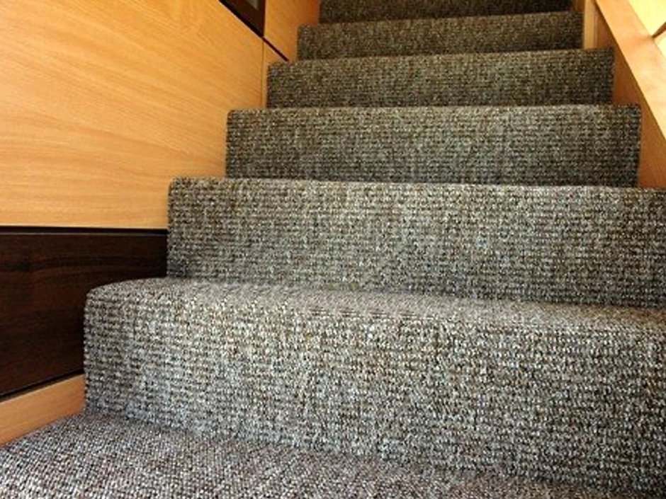 Лестница отделанная ковролином