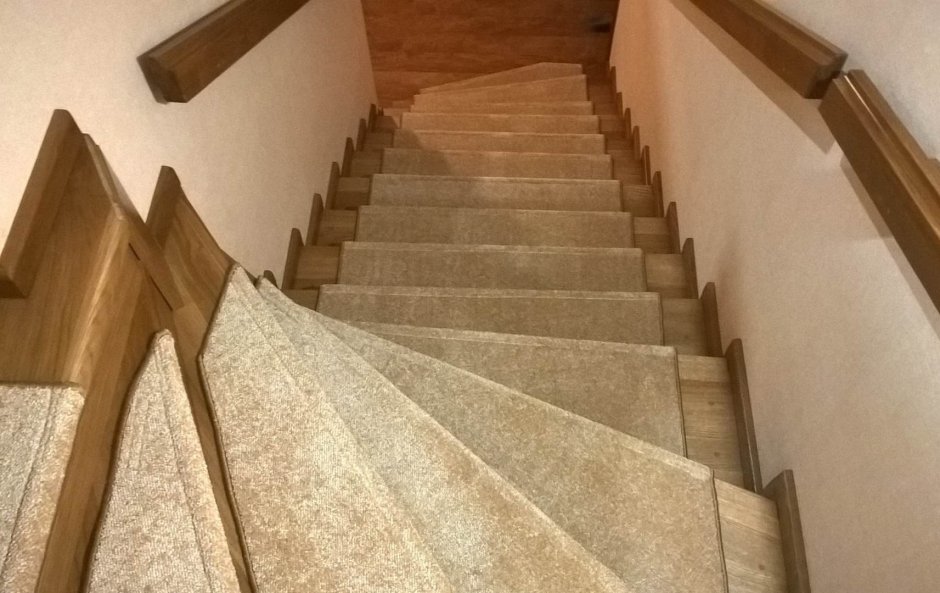 Лестница с ковровым покрытием