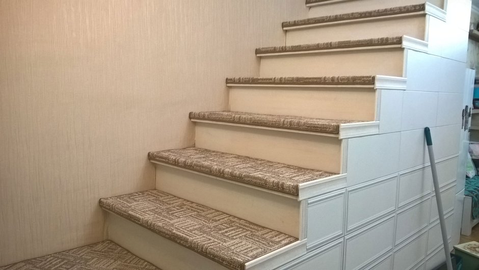 Бетонная лестница обшитая ковролином
