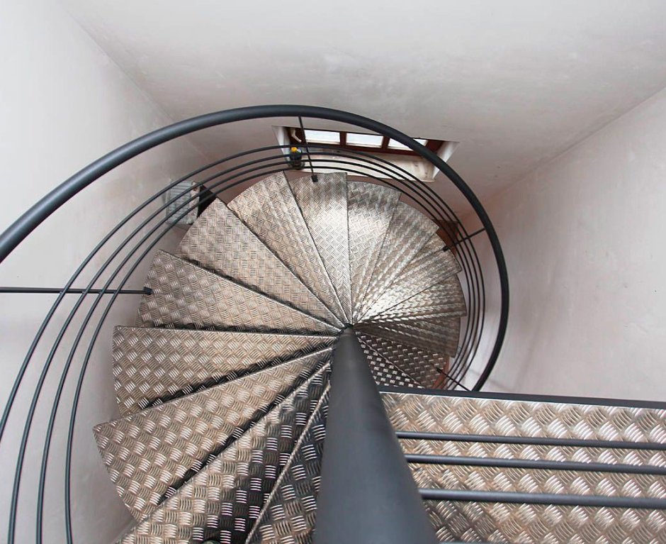 Современная лестница из ковролина в доме