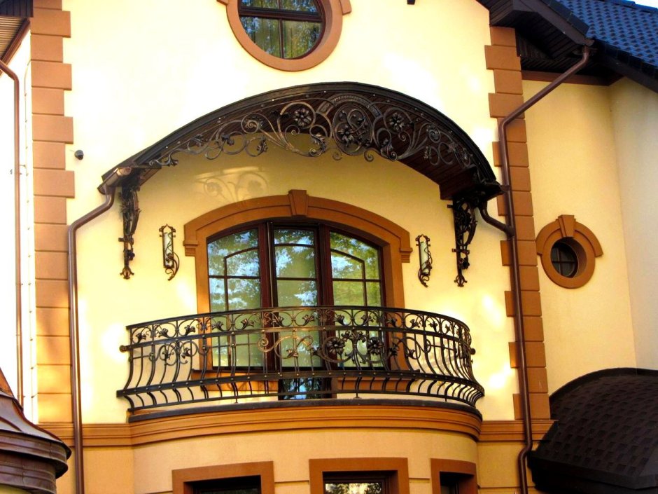 Кованый балкон в частном доме