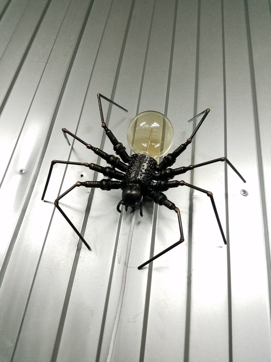 Светильник в форме паука