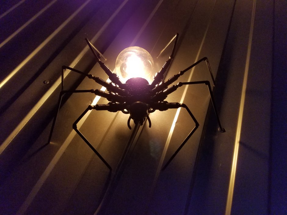 Светильник в виде паука