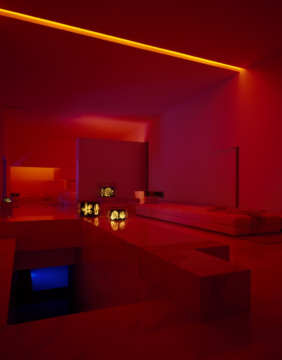 Красное освещение в комнате