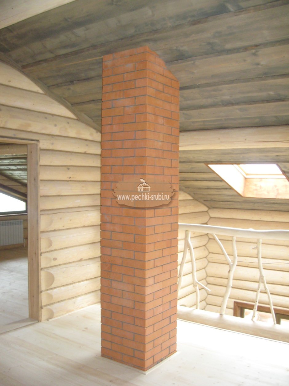 Кирпичный дымоход в деревянном доме