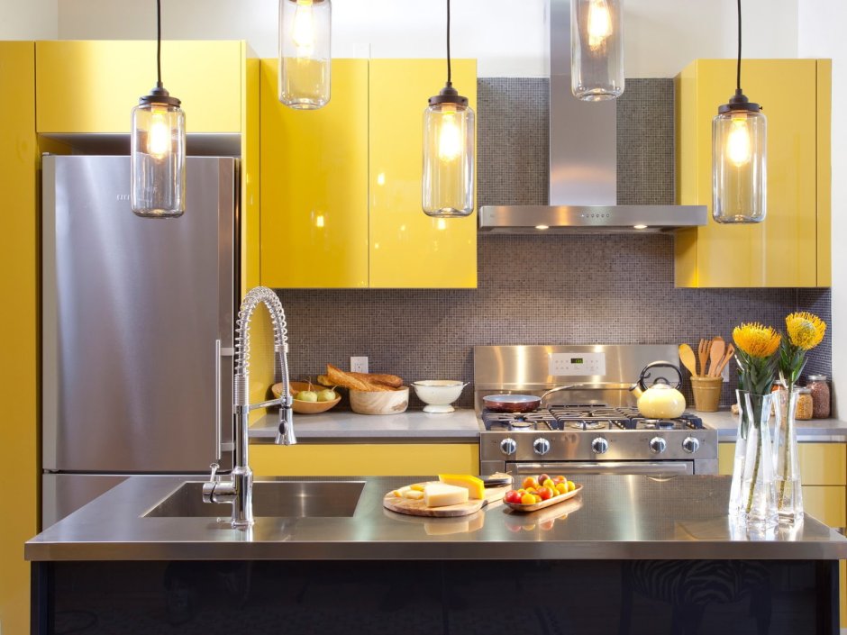 Кухня в серо желтом цвете