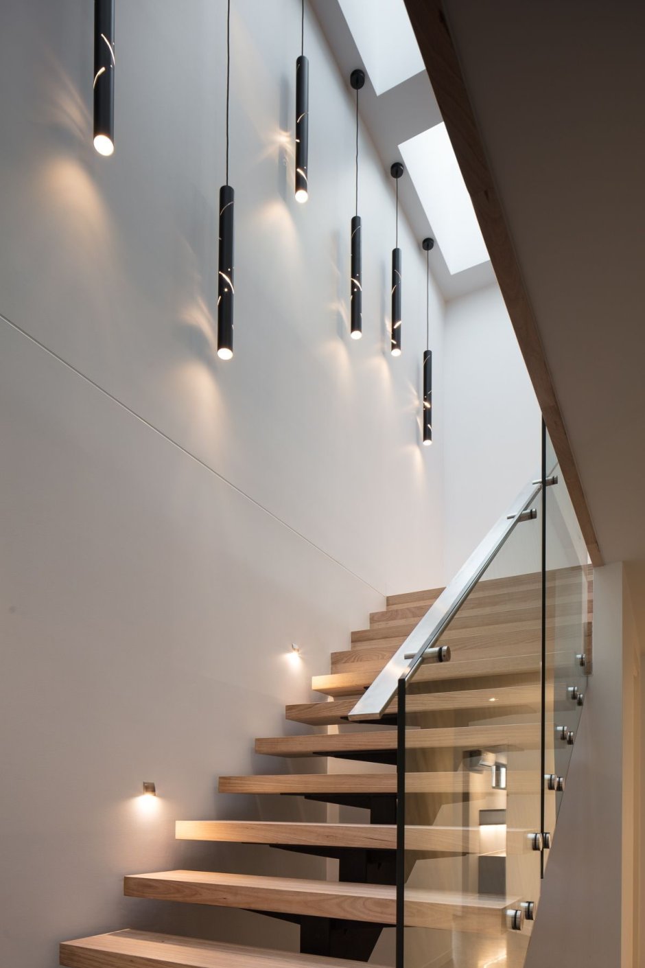Свисающие светильники над лестницей