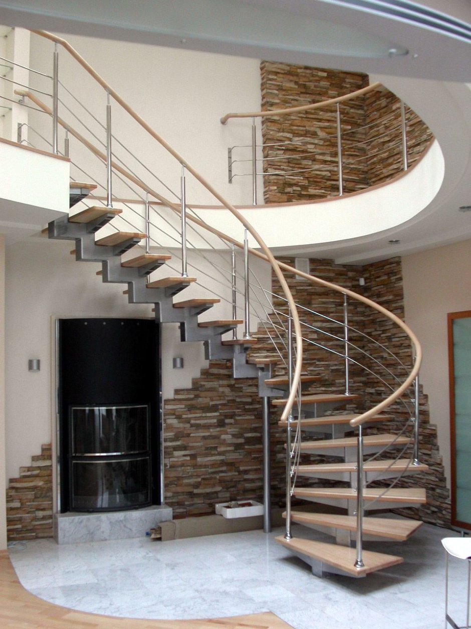 Полувинтовая деревянная лестница на второй этаж