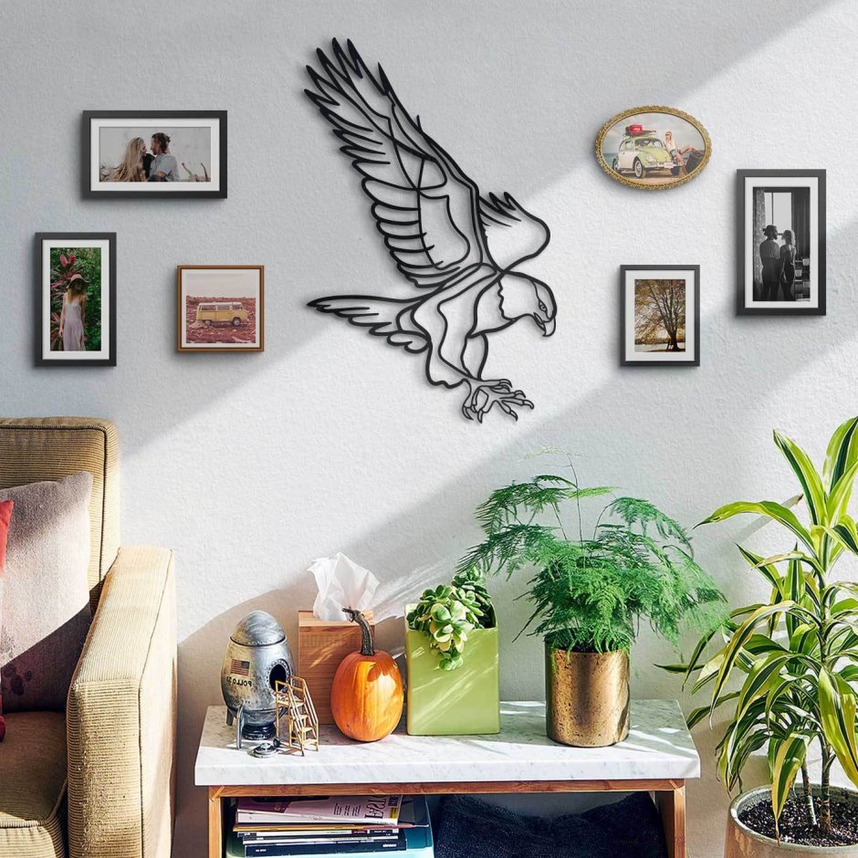 Геометрический рисунок на стене птица