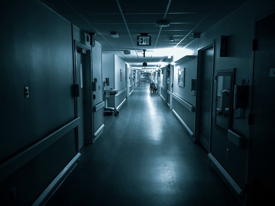Темный коридор больницы