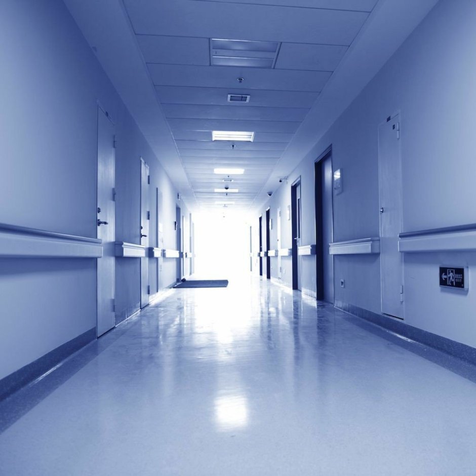 Длинный коридор в больнице