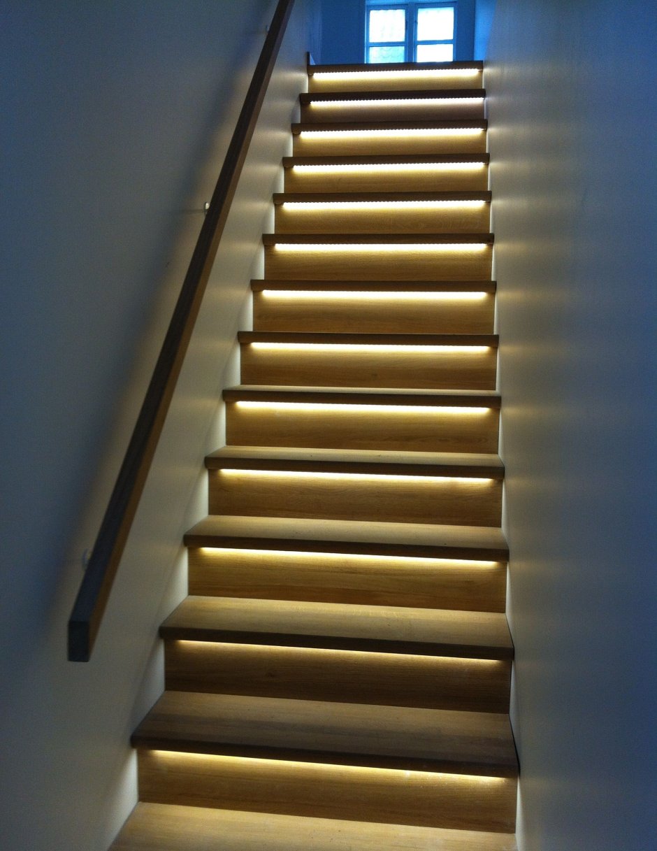 Стеклянная лестница с подсветкой