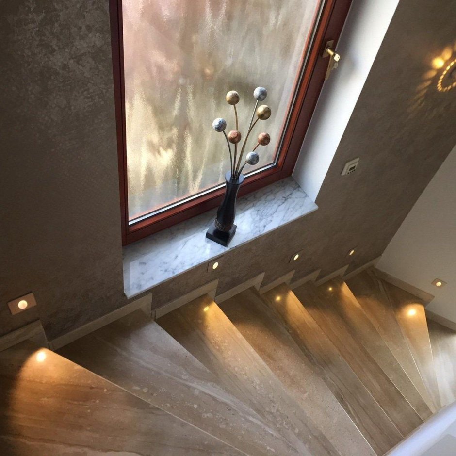 Лестница с ковролином и подсветкой