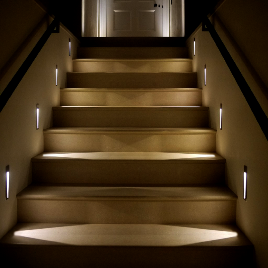 Стеклянная лестница с подсветкой