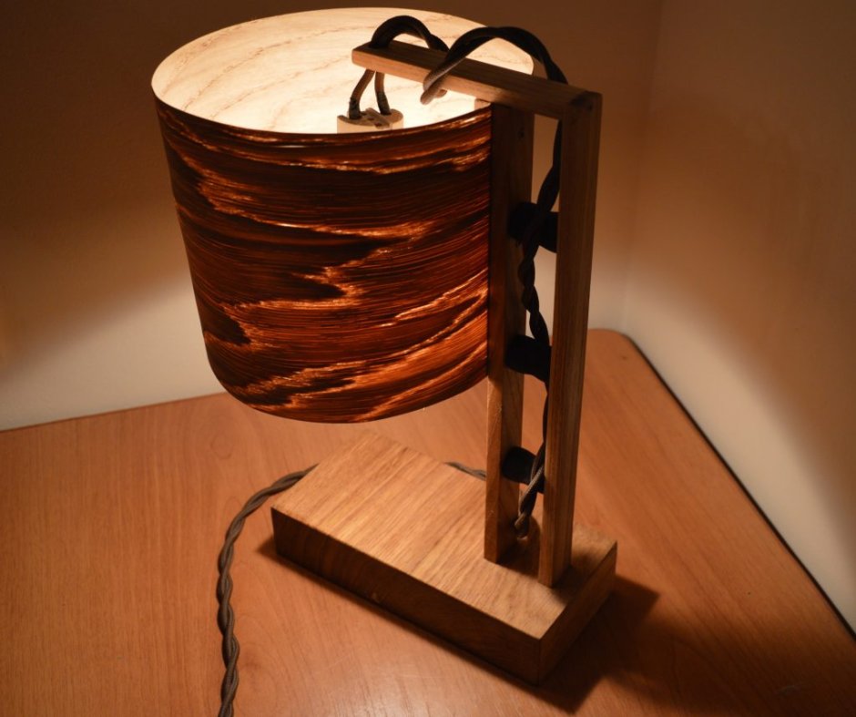 Настольный светильник из дерева и шпона