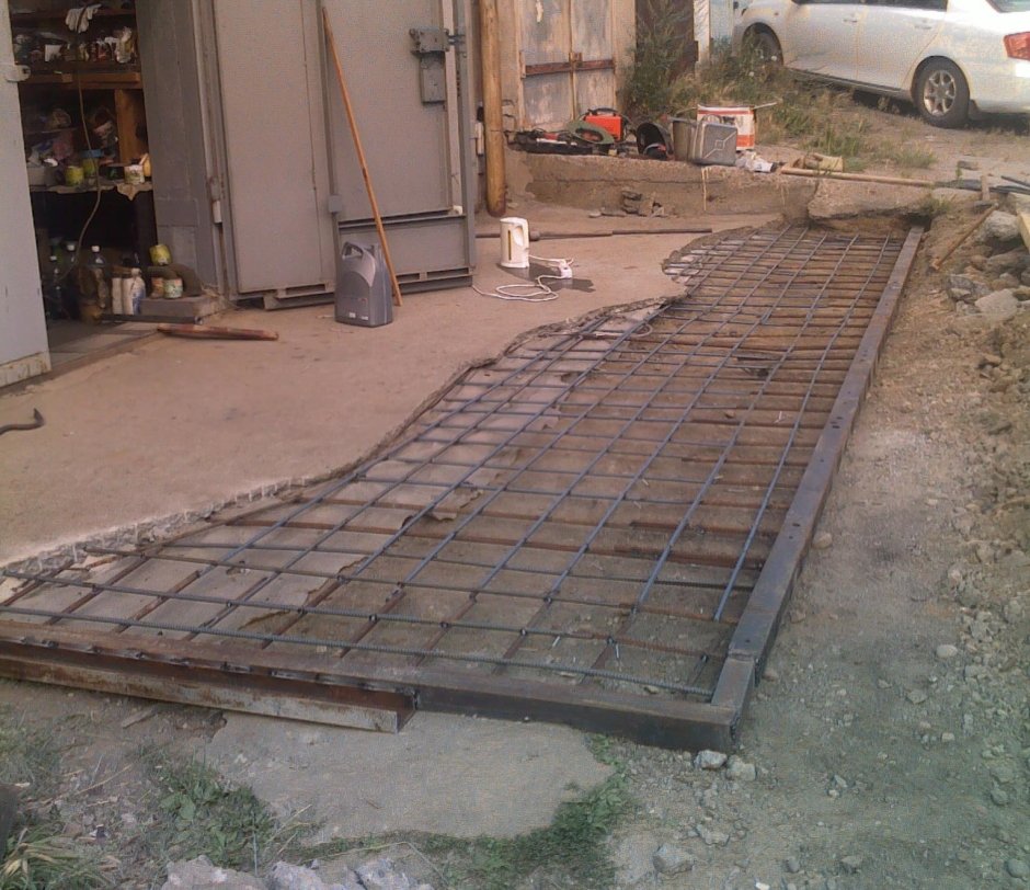 Заливка бетона перед гаражом