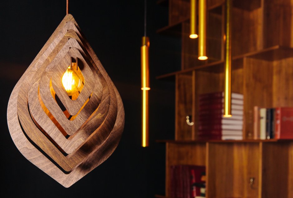 Лампа с деревянным абажуром