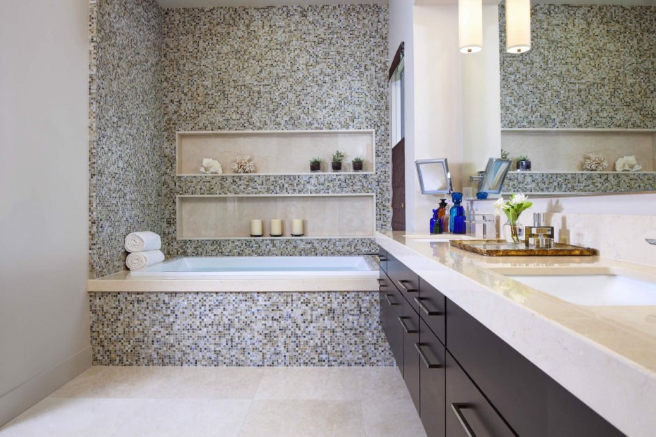 Мозаичная стена в ванной