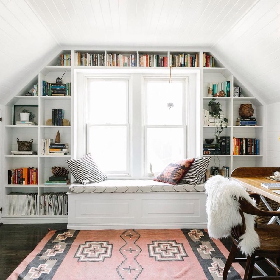 Детская комната с мансардным окном