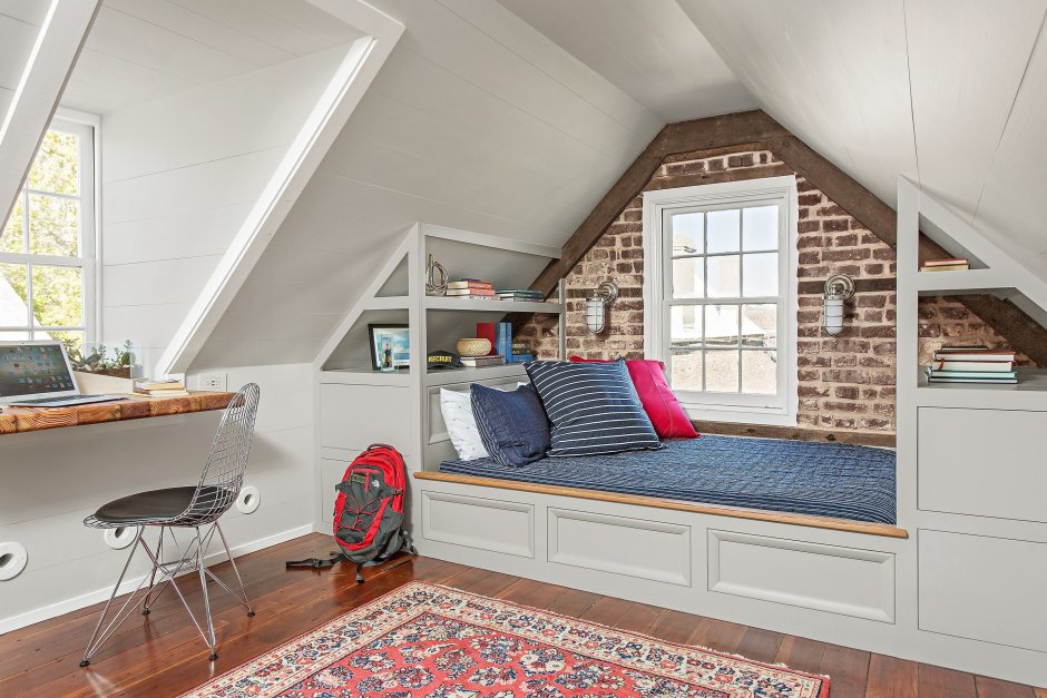 Книжные стеллажи в мансарде