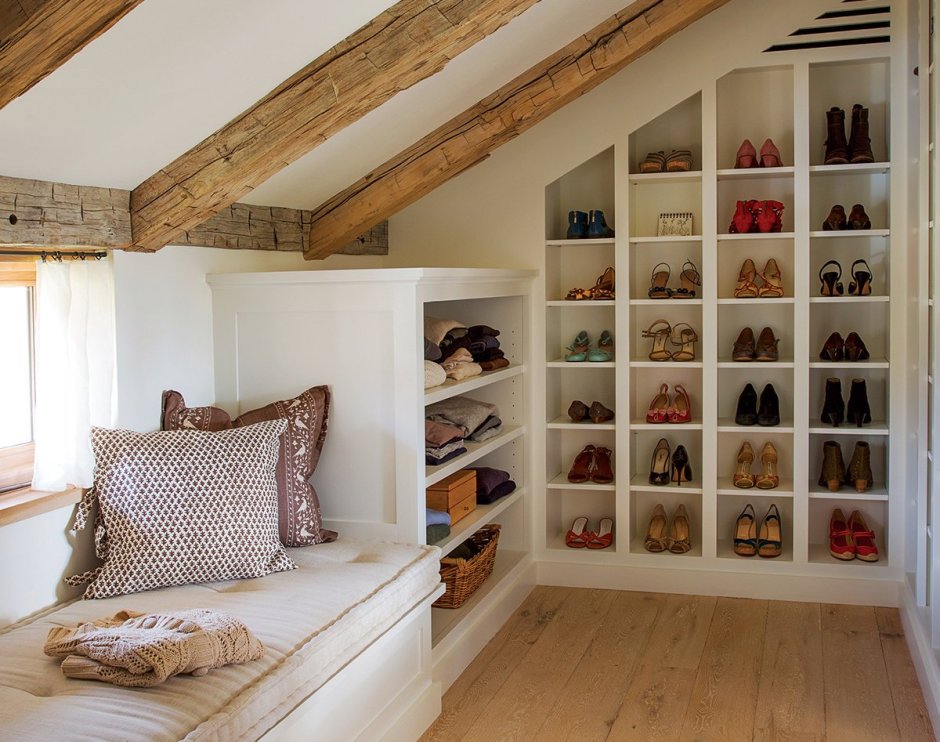 Стеллаж на мансарде