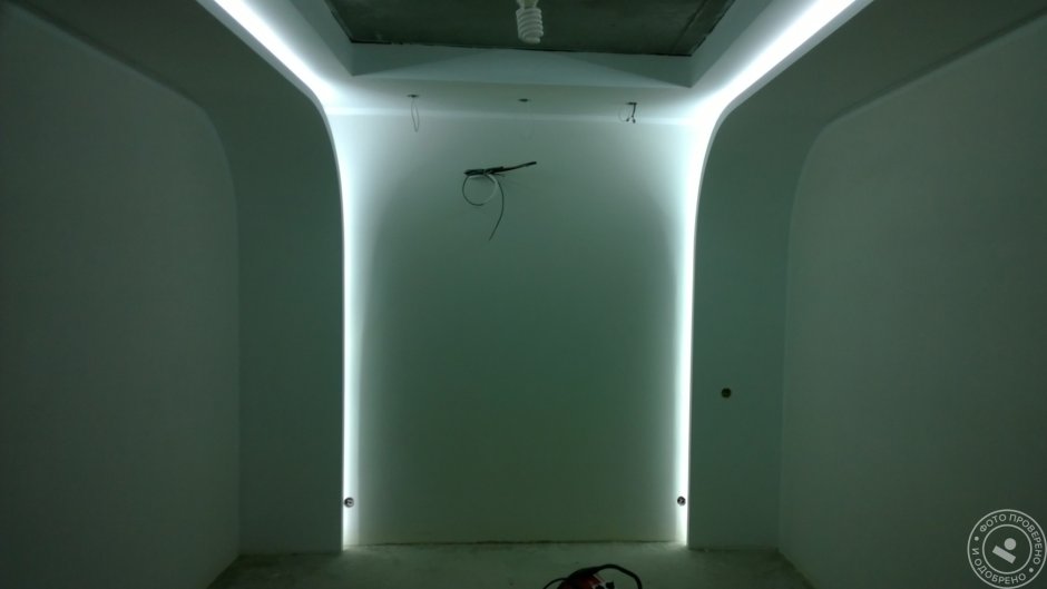 Гипсокартон с подсветкой на стене