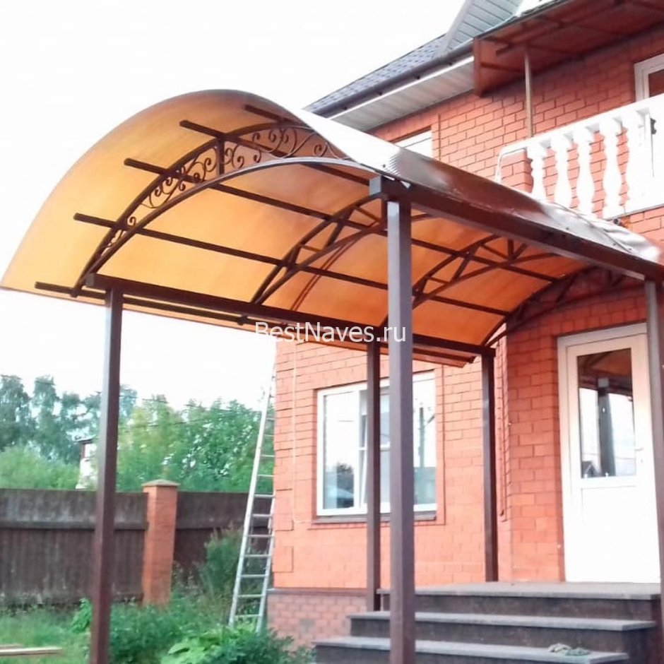 Козырёк над крыльцом