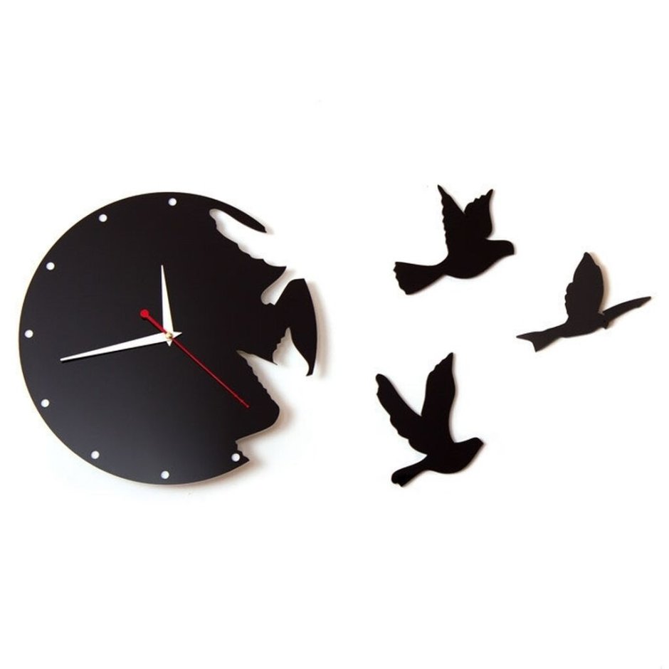 Птицы вокруг часов на стене