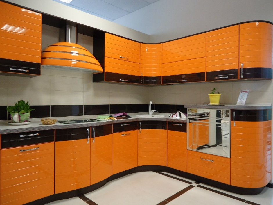 Оранжевая кухня в интерьере с фартуком