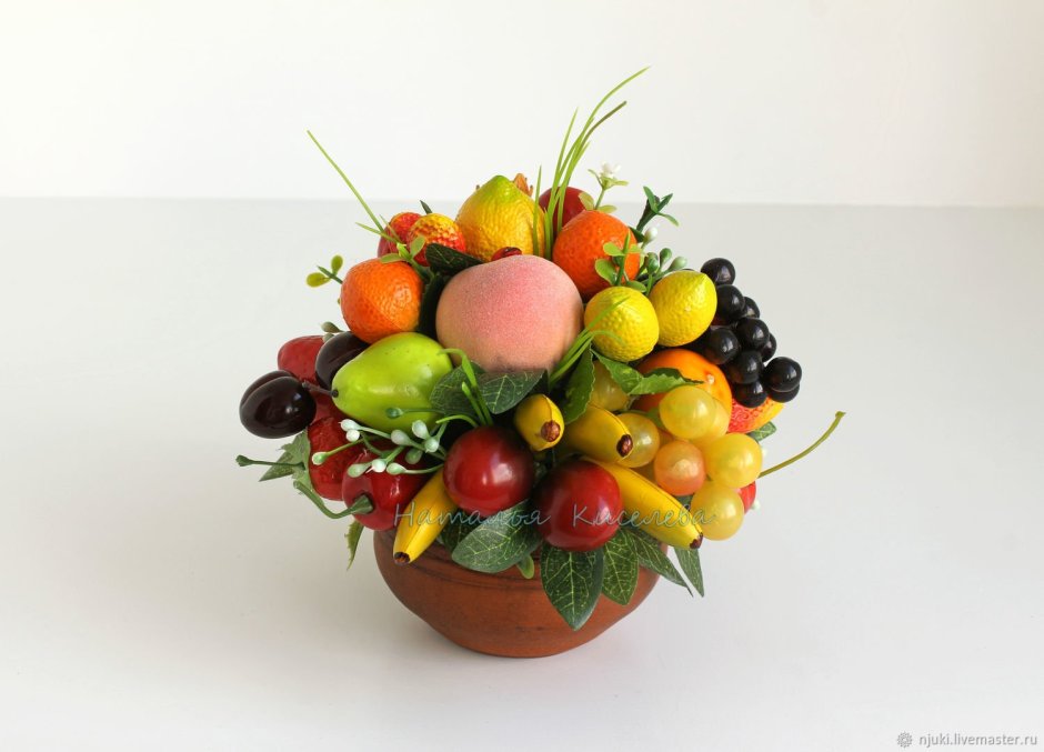 Панно из искусственных цветов и фруктов