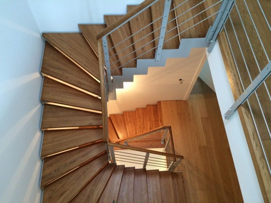 Дизайн бетонной лестницы с поворотом на 180 градусов