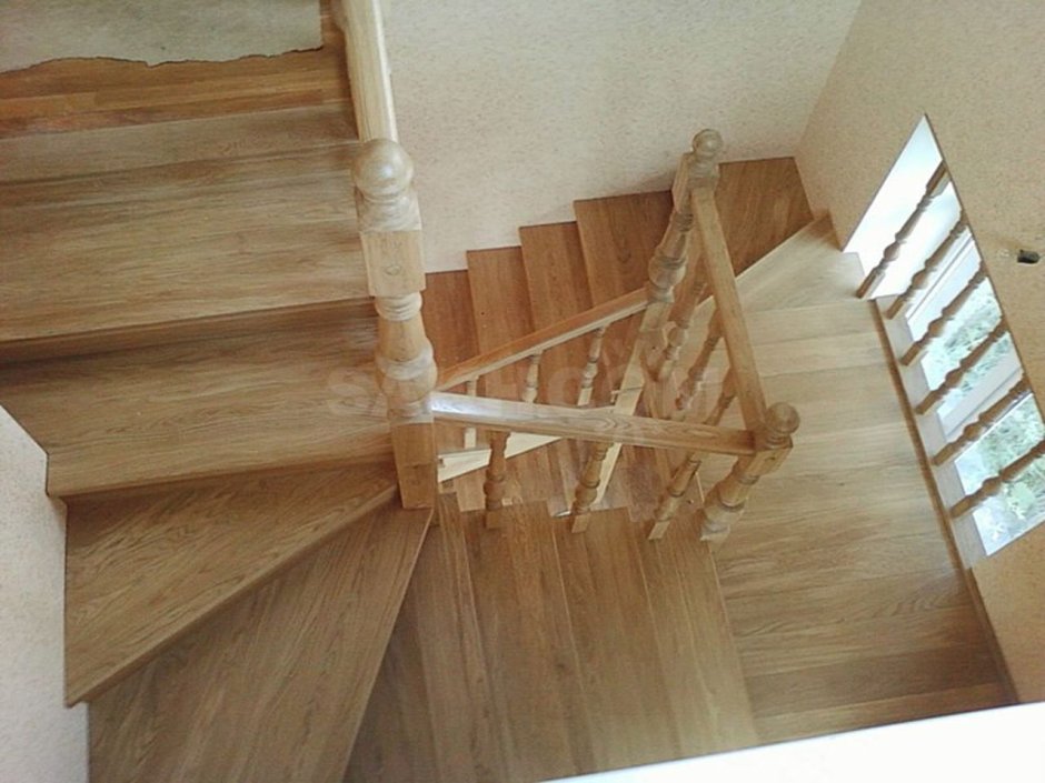 Монолитная лестница с забежными ступенями с поворотом на 90