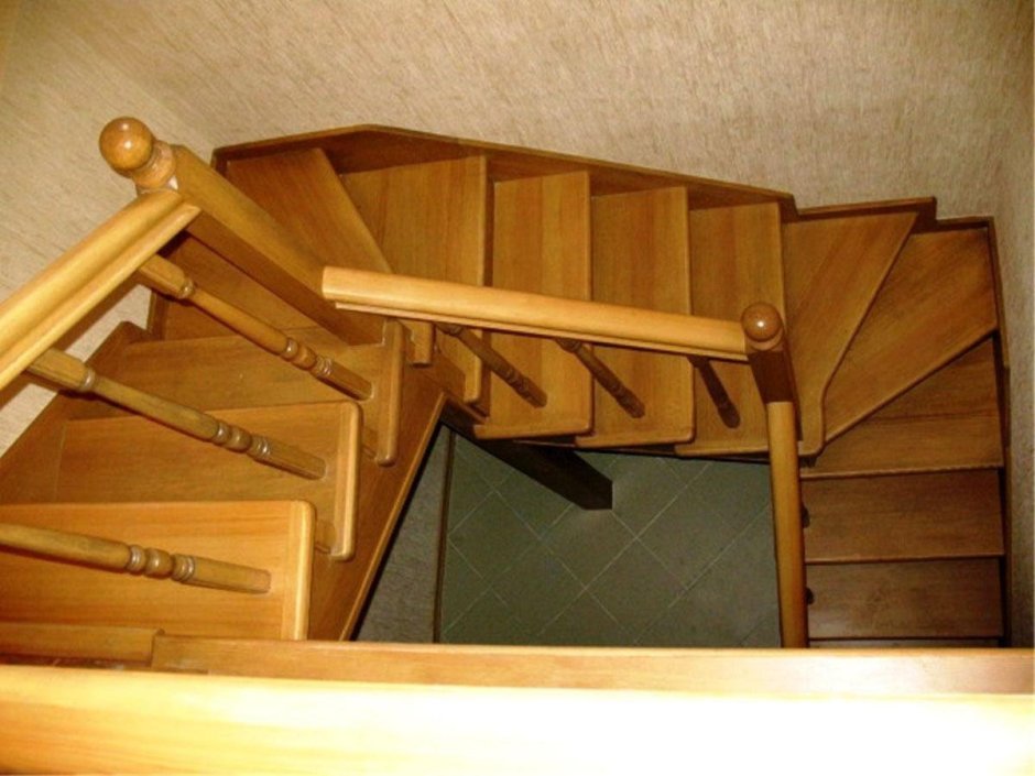 Лестница из лиственницы с забежными ступенями