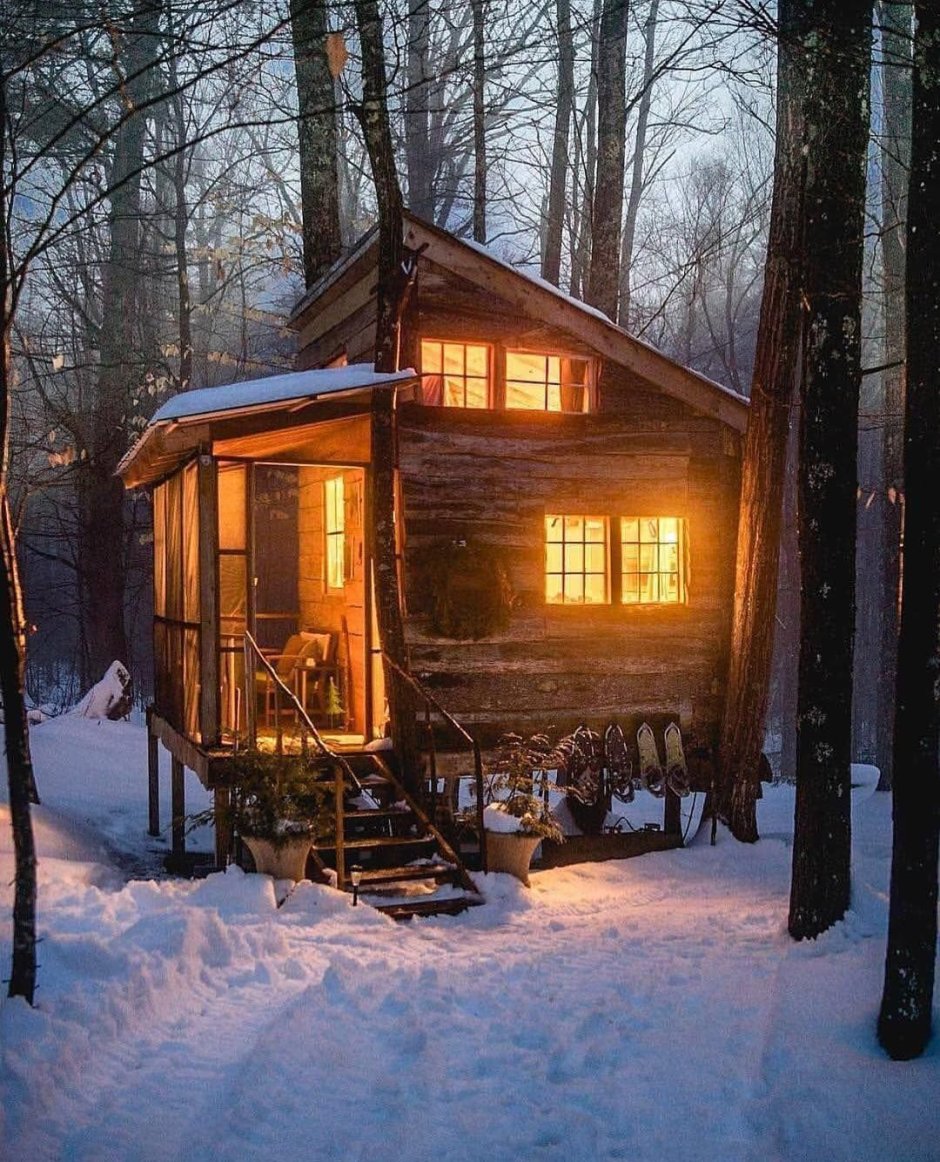 Маленький деревянный домик зимой