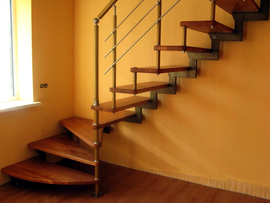 Металлическая лестница в интерьере гостиной