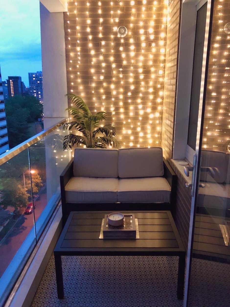 Уютное освещение балкона
