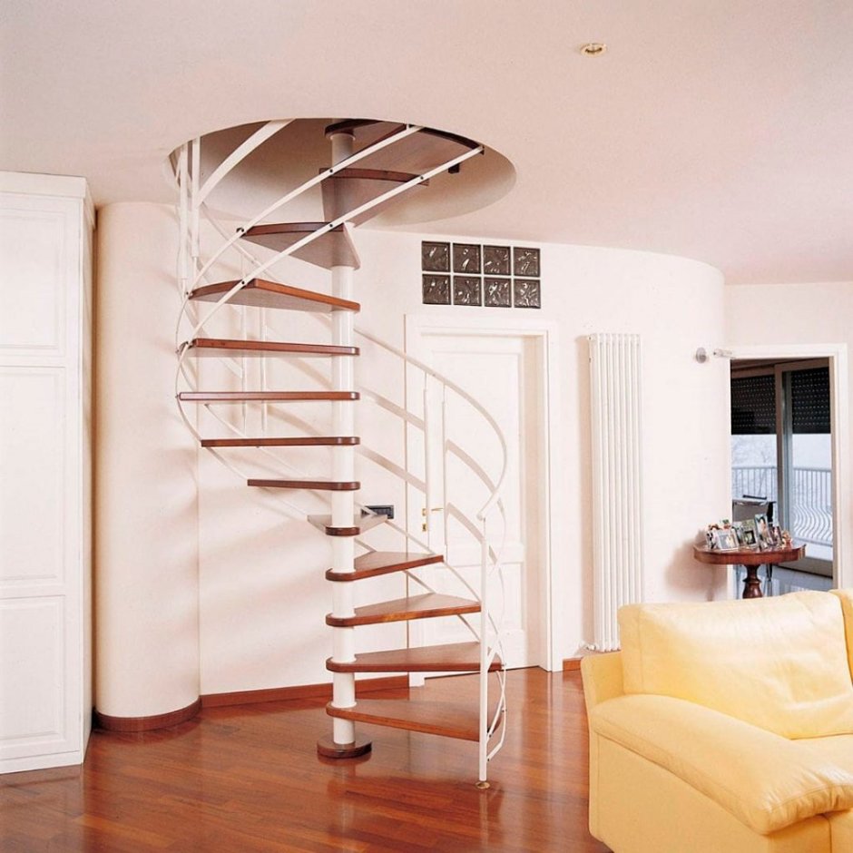 Спиральная лестница на второй этаж