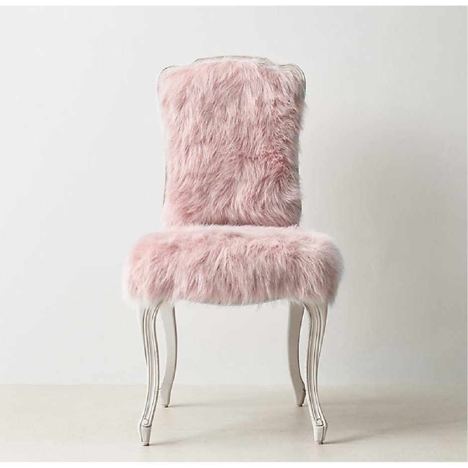 Розовое меховое кресло