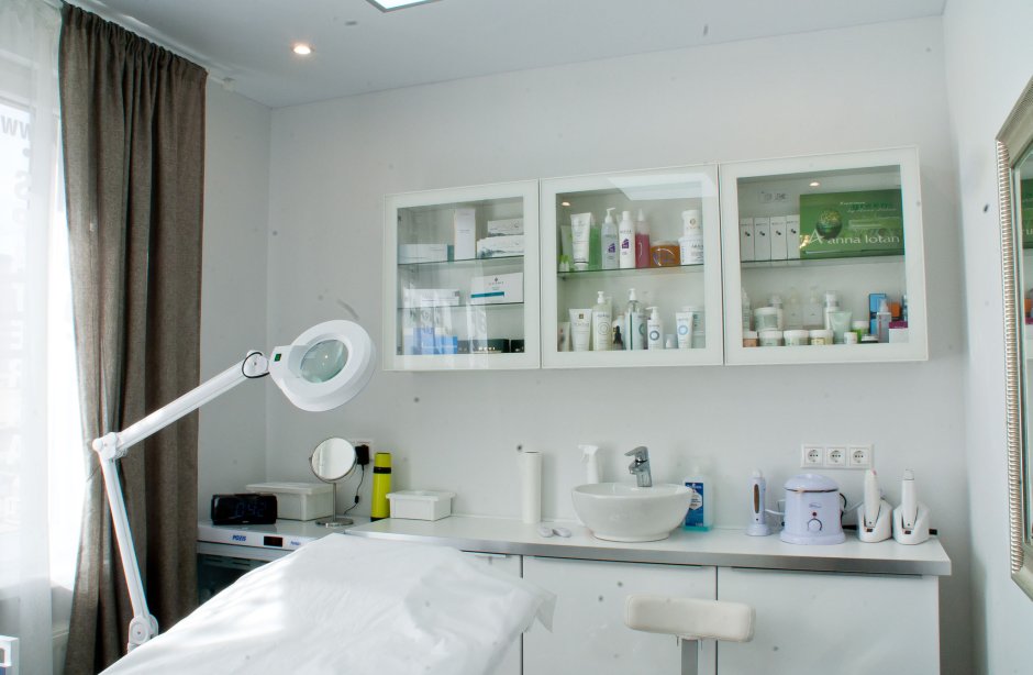 Полки в кабинет косметолога