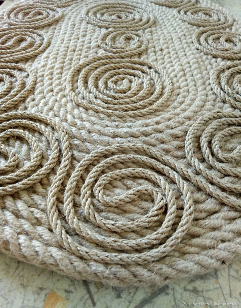 Вязаный коврик из джута
