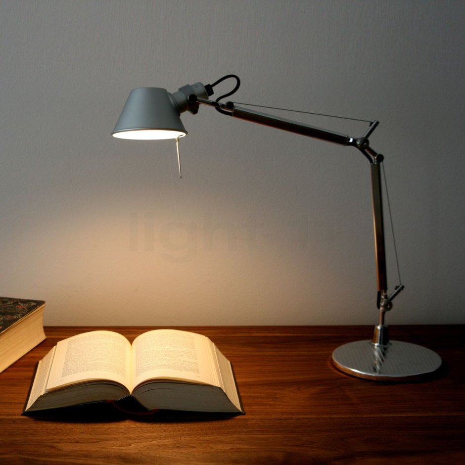 Лампа на столе
