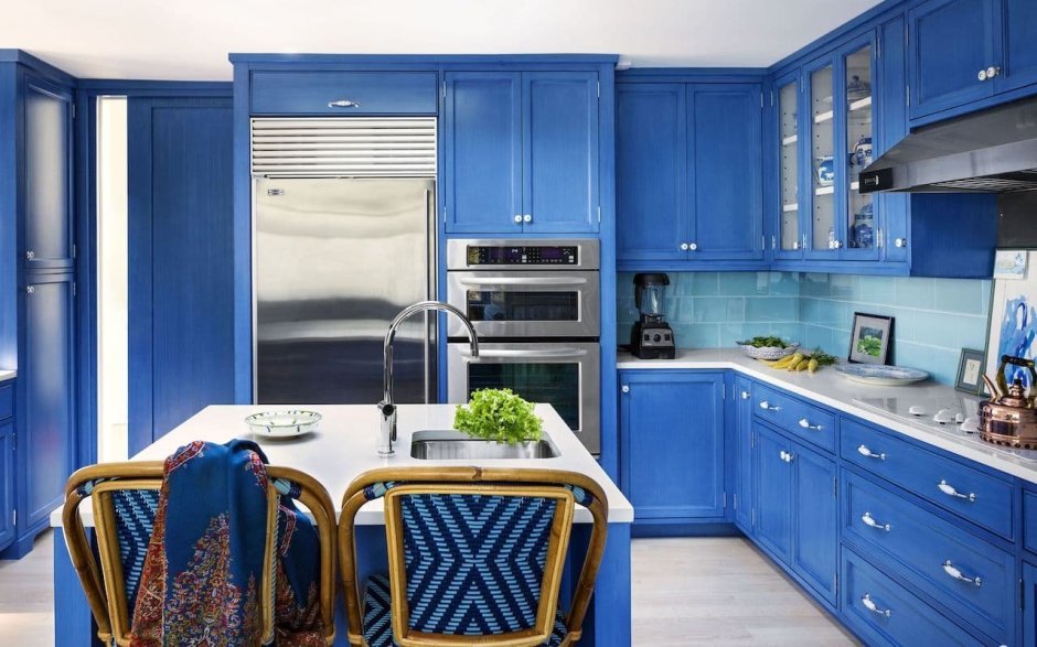 Синий холодильник в интерьере