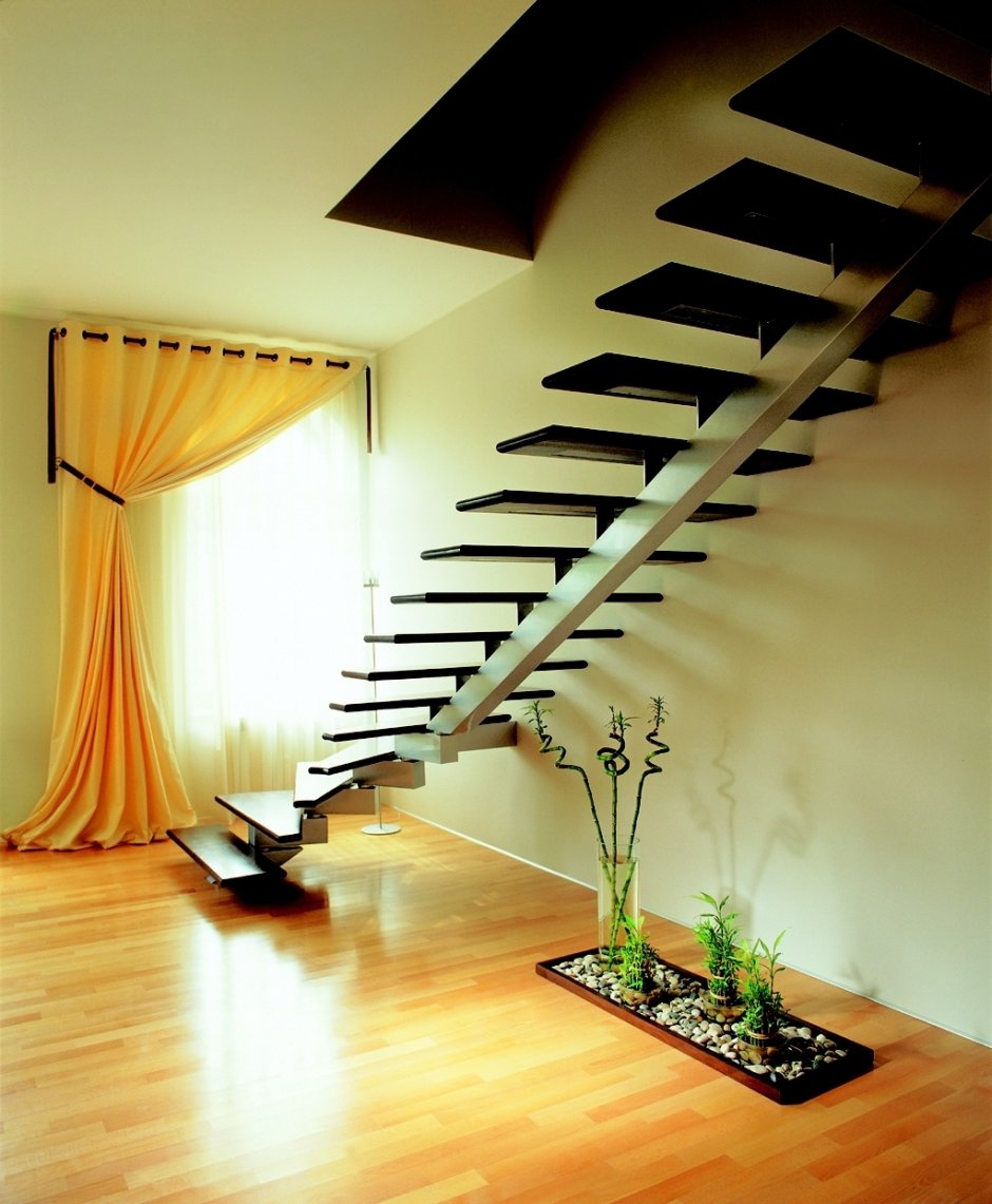 Винтовая лестница на чердак в частном доме